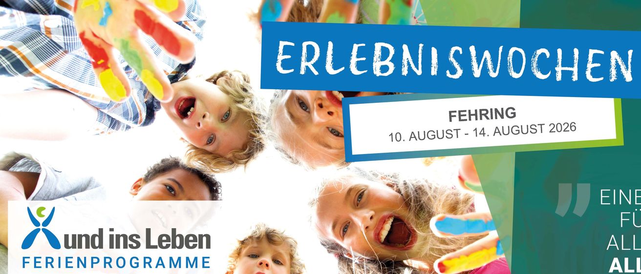 Ein Poster mit mehreren Kindergesichtern im Hintergrund. Der Titel lautet 'Erlebnis', darunter das Datum '10. August'. In der unteren linken Ecke steht 'en'. In der unteren rechten Ecke steht 'ME'.