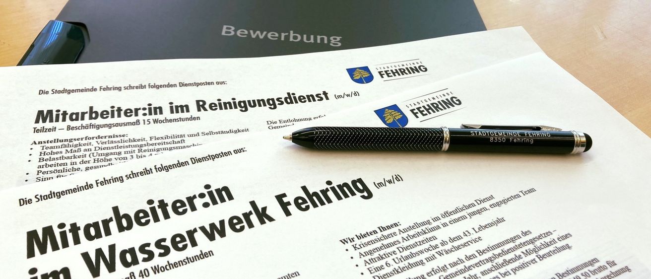 Eine offene Bewerbung für einen Arbeiter im Wasserwerk mit einem Stift darauf. Die Bewerbung erwähnt eine flexible Arbeitszeit von 40 Stunden und die Fähigkeit, mit Wasserversorgungsunternehmen und Gemeinden zu arbeiten.