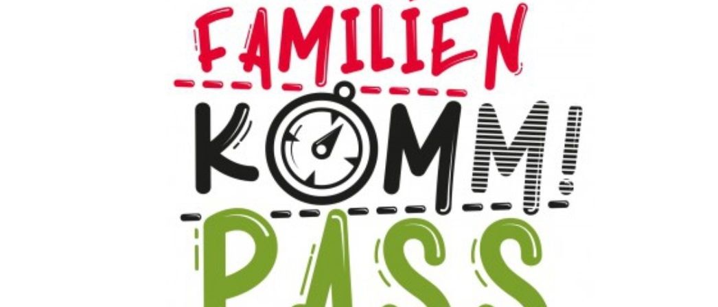 Das Bild zeigt einen stilisierten Text, der 'FAMILIENKOM PASS' lautet, mit einer Stoppuhr-Symbolik und zwei roten Herzen darüber. Der Text ist in einer fetten, serifenlosen Schrift mit einer verspielten, handgeschriebenen Optik.