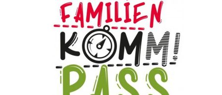 Das Bild zeigt einen stilisierten Text, der 'FAMILIENKOM PASS' lautet, mit einer Stoppuhr-Symbolik und zwei roten Herzen darüber. Der Text ist in einer fetten, serifenlosen Schrift mit einer verspielten, handgeschriebenen Optik.