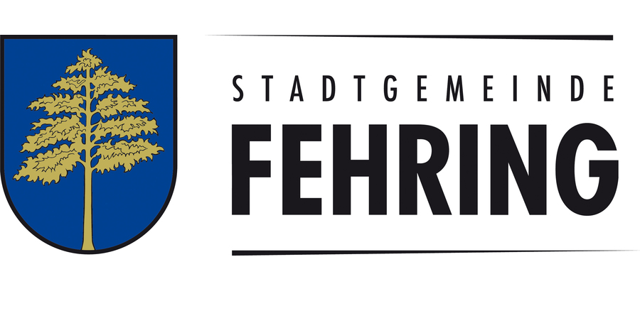 Das Logo des Stadtrats von Fehring, mit einem blauen Schild und einem goldenen Baum auf der linken Seite.