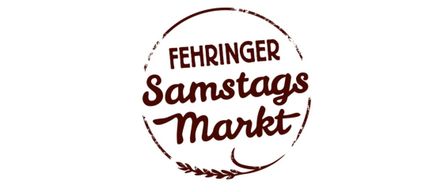 Das Logo für Fehringer Samstagsmarkt ist auf weißem Hintergrund dargestellt, mit braunem Text und einem Blattdesign am unteren Rand.