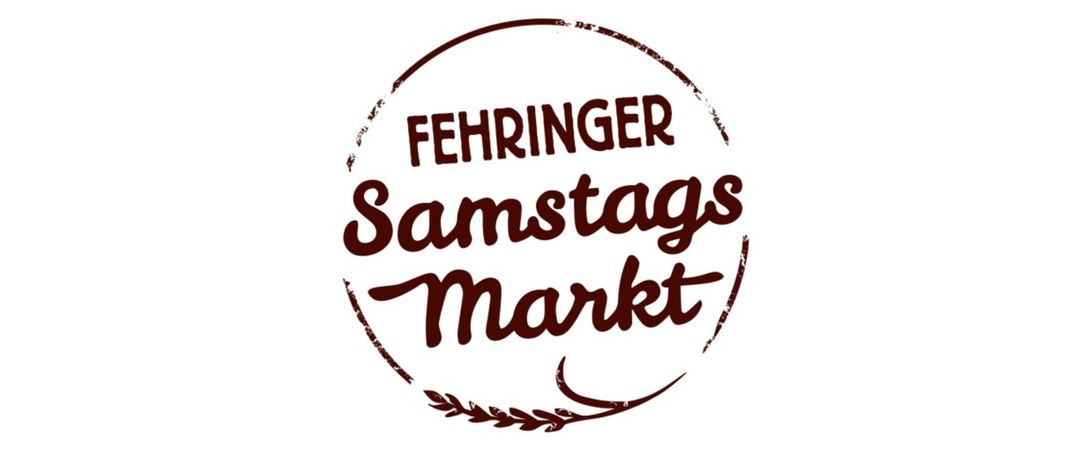 Fehringer Samstagsmarkt Logo, mit dem Namen in einer dekorativen, Vintage-Schriftart und einem Kranzdesign am unteren Rand.