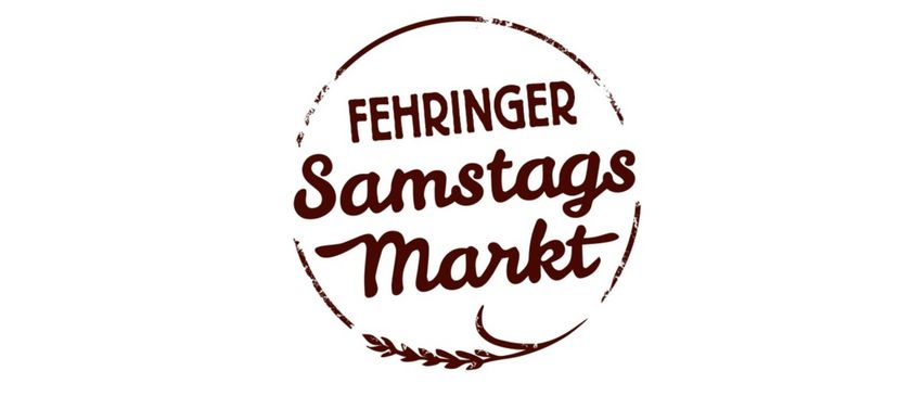 Das Bild zeigt ein Logo für 'Fehringer Samstagsmarkt' in einem braun-schwarzen Farbschema, mit einem kreisförmigen Design und dekorativen Elementen.