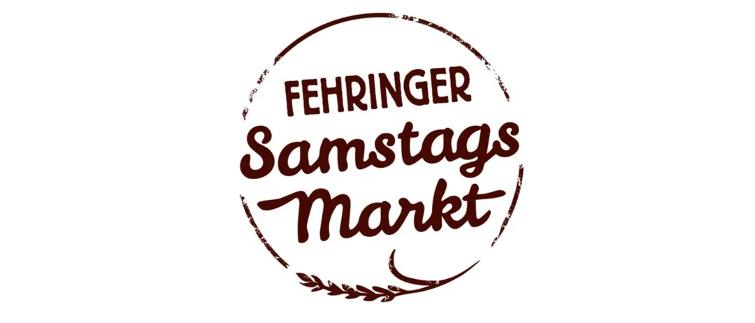 Das Bild zeigt ein Logo für 'Fehringer Samstagsmarkt' in einem braun-schwarzen Farbschema, mit einem kreisförmigen Design und dekorativen Elementen.
