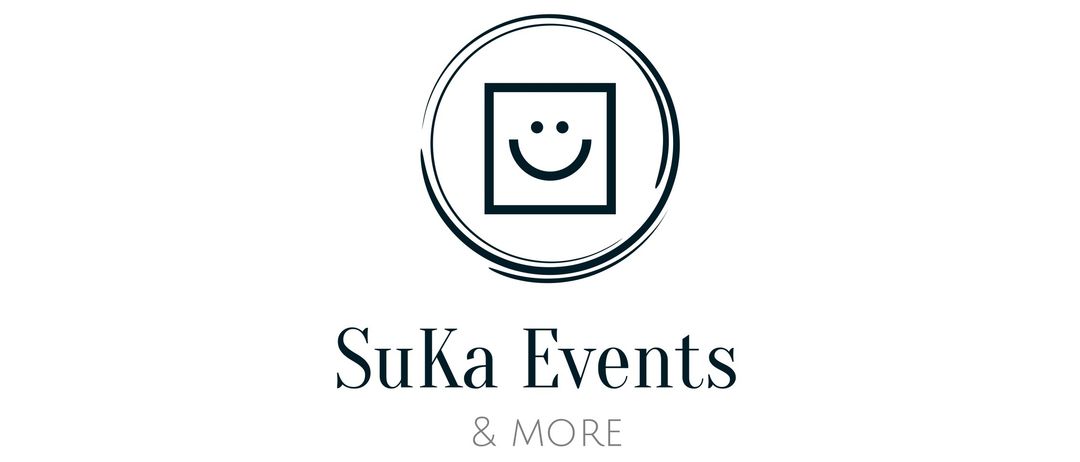 Das kreisförmige Logo von Suka Events und Mehr zeigt ein lächelndes Gesicht in einem quadratischen Rahmen. Der Text lautet 'Suka Events & Mehr'.