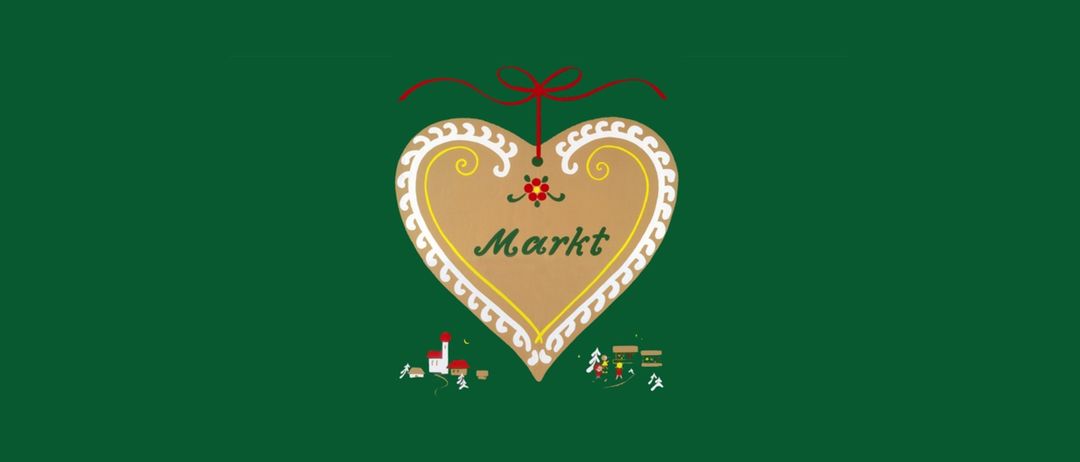 Ein herzförmiger Lebkuchen mit einem roten Band und dem Wort 'Markt'. Der Hintergrund zeigt ein kleines Dorf mit einer Kirche und einer verschneiten Landschaft.