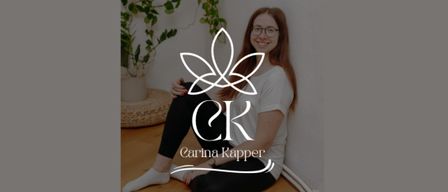 Eine lächelnde Frau sitzt mit überkreuzten Beinen auf dem Boden und trägt ein weißes T-Shirt mit dem Logo von 'CK Carina Kapper'. Sie sitzt neben einer Pflanze in einem weißen Topf.