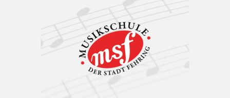 Ein rotes Kreislogo mit weißem Text im Inneren, das 'Musikschule der Stadt Fehring' liest. Es steht auf einem weißen Hintergrund mit einem musikalischen Notendesign.