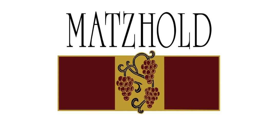 MATZHOLD Logo mit einem Burgunder-Gold-Streifendesign und einer Traube im Zentrum.