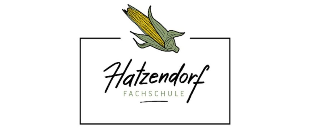 Das Logo der Hatzendorf Fachschule zeigt eine stilisierte Illustration eines Maiskolbens. Der Name Hatzendorf Fachschule ist in einer großen, kursiven Schrift geschrieben.