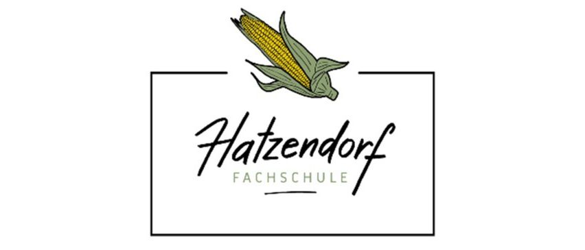 Das Logo für Hatzendorf Fachschule zeigt einen stilisierten Maiskolben mit grünen Blättern. Der Name Hatzendorf Fachschule steht in einer stilisierten Schrift unter dem Bild.