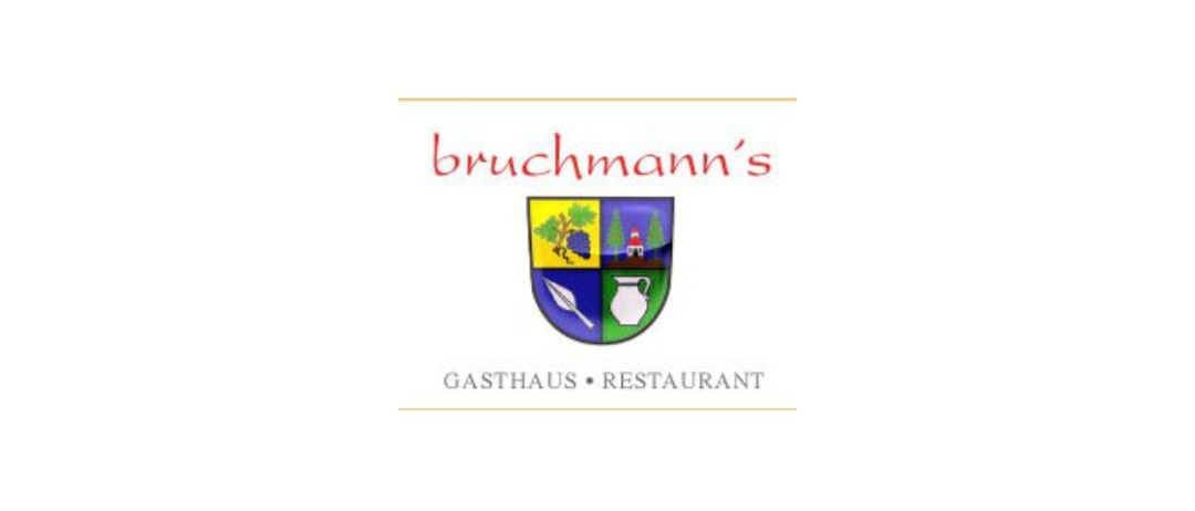 Das Logo für Bruchmann's Gasthaus Restaurant zeigt einen Schild mit einem Baum, Trauben, einem Haus, einem Krug und einer Lanze.