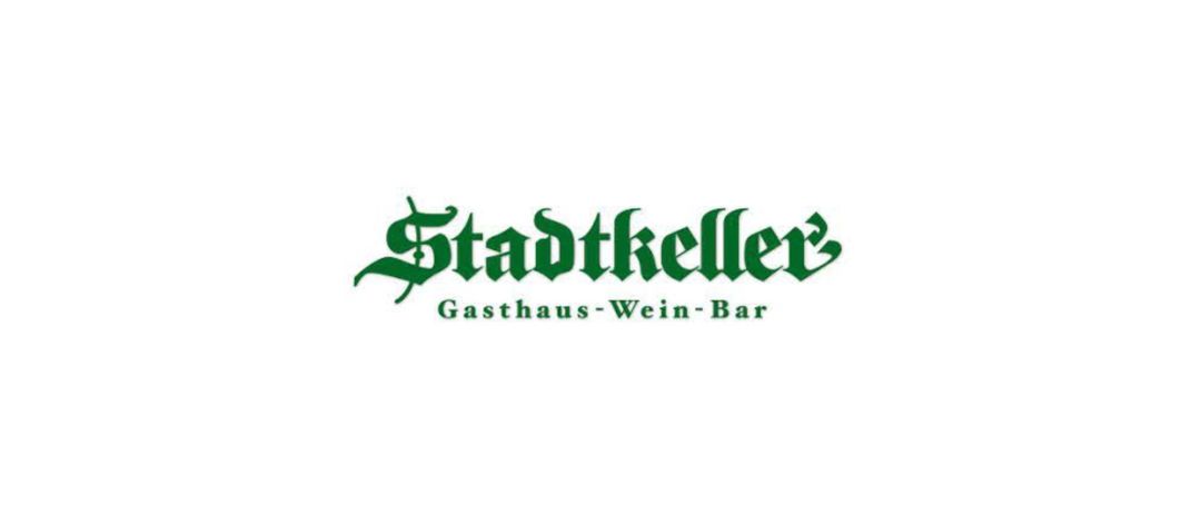 Logo für eine deutsche Weinbar namens Stadtkeller. Es zeigt eine grüne kursiv geschriebene Schrift mit dem Namen Stadtkeller über einem kleineren Textzeile, die Gasthaus-Wein-Bar lautet.