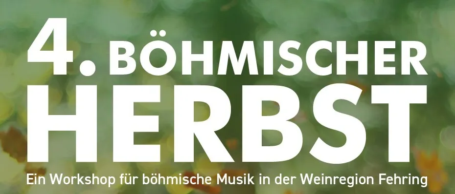 Ein Plakat bewirbt das 4. Böhmische Herbst-Workshop für böhmische Musik in der Weinregion. Es zeigt einen Mann mit erhobenen Händen, umgeben von Herbstblättern. Die Veranstaltung läuft vom 14. Oktober bis 17. Oktober 2026.