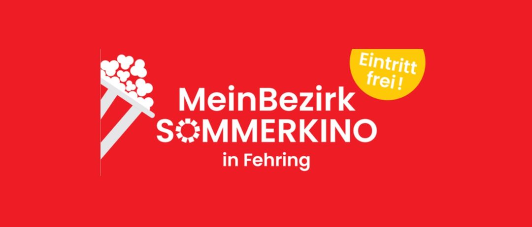 Ein roter Plakat mit weissem Text lautet 'MeinBezirk Sommerkino in Fehringen.' Es zeigt ein gelbes kreisförmiges Logo mit 'Ein frei' oben rechts.
