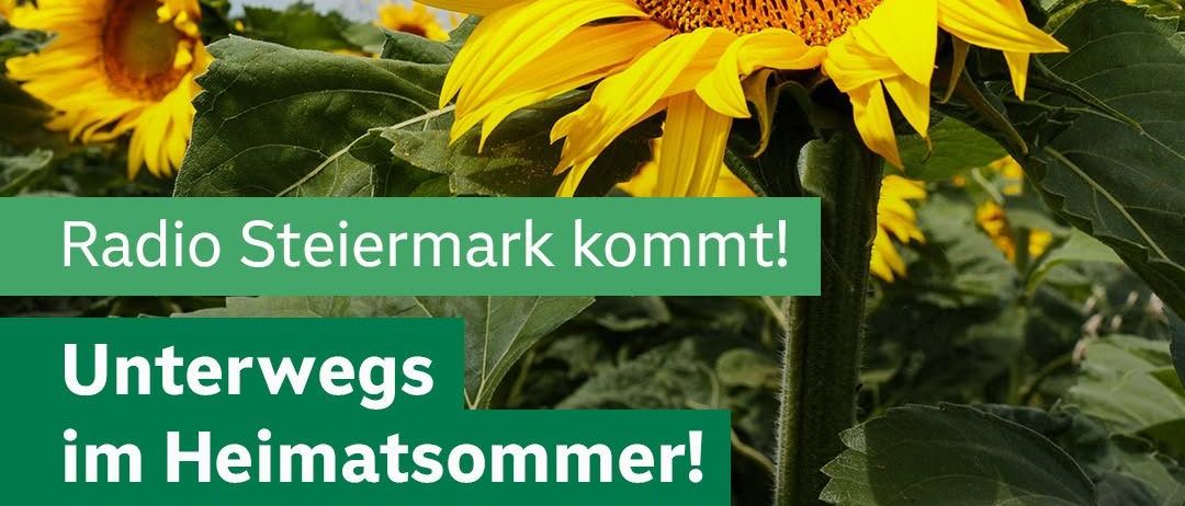 Ein farbenfrohes Feld von Sonnenblumen unter einem bewölkten Himmel, mit dem Slogan 'Radio Steiermark kommt!' und 'Unterwegs im Heimatsommer!' in grünem Text.
