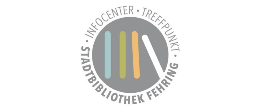 Das Logo für Infocenter Treffpunkt Stadtbibliothek zeigt einen grauen Kreis mit drei vertikalen Balken in Blau, Gelb und Orange und einer weißen diagonalen Linie. Der Text ist in einer stilisierten Schrift.