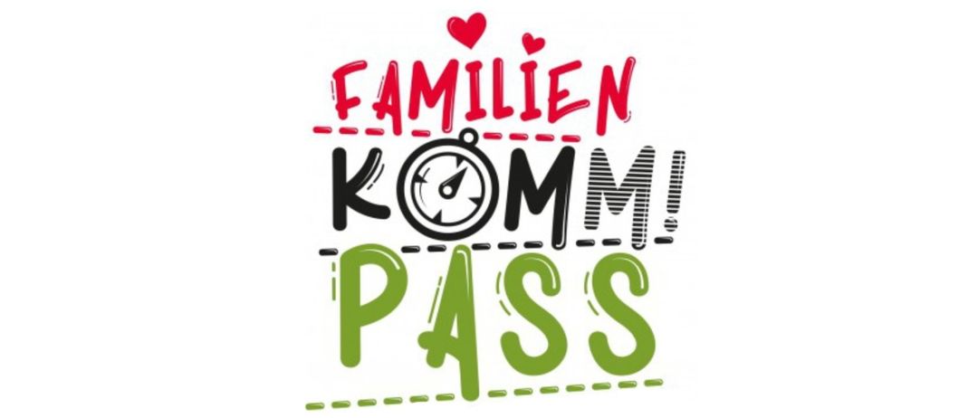 Ein Poster mit dem Text 'Familien Komm Pass' in roten und grünen Schriften. Es enthält ein Herz und ein Stoppuhr-Symbol. Der Hintergrund ist weiß.
