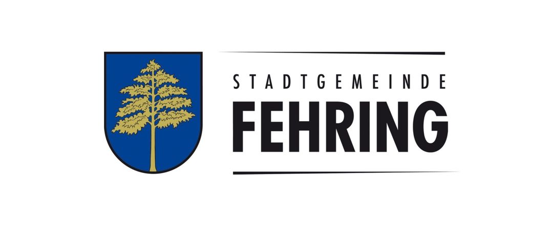 Das Logo der Gemeinde Fehring mit einem goldenen Baum auf einem blauen Schild.