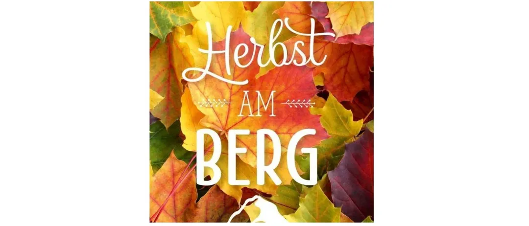 Eine lebhafte Collage aus Herbstblättern mit dem Schriftzug 'Herbst am Berg' in weißer Schrift. Die Blätter sind in verschiedenen Gelb-, Orange- und Rottönen.
