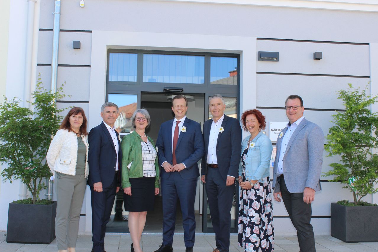 Bild enthält, Blazer, Coat, Jacket, Groupshot, Person, Adult, Male, Man, Female, Woman