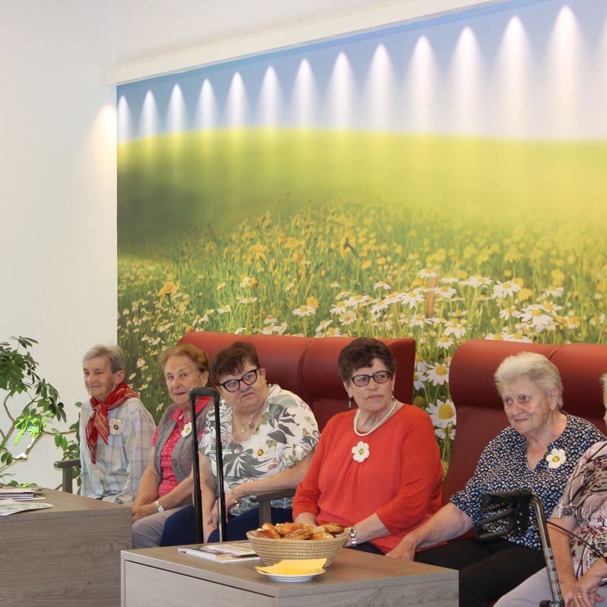 Bild enthält, Couch, Restaurant, Adult, Male, Man, Person, Living Room, People, Glasses, Necklace