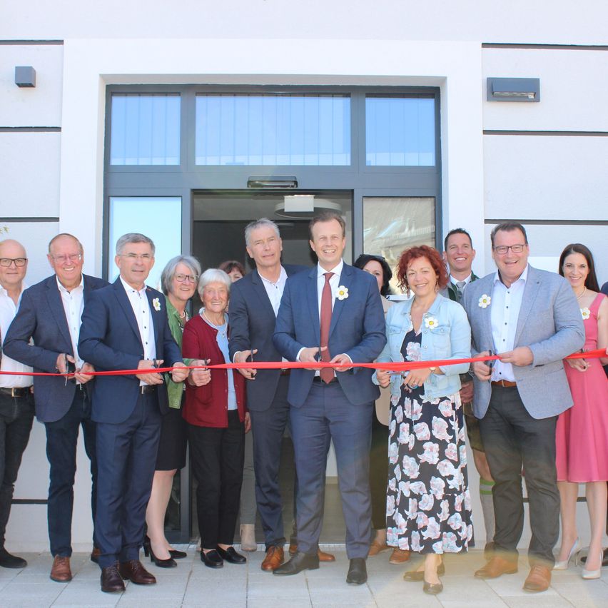 Bild enthält, Plant, Groupshot, Person, Adult, Male, Man, Female, Woman, Shoe, Glasses