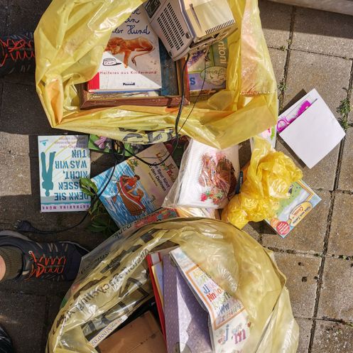 Bild enthält, Garbage, Trash, Bag, Handbag, Footwear, Shoe, Person, Box