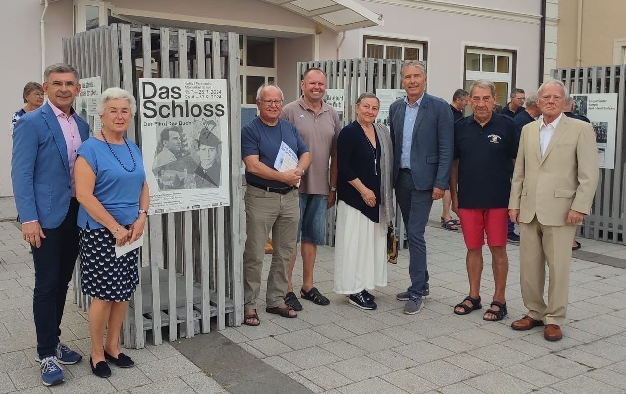 Bild enthält, Groupshot, Person, Pants, Adult, Male, Man, Shorts, Female, Woman, Necklace