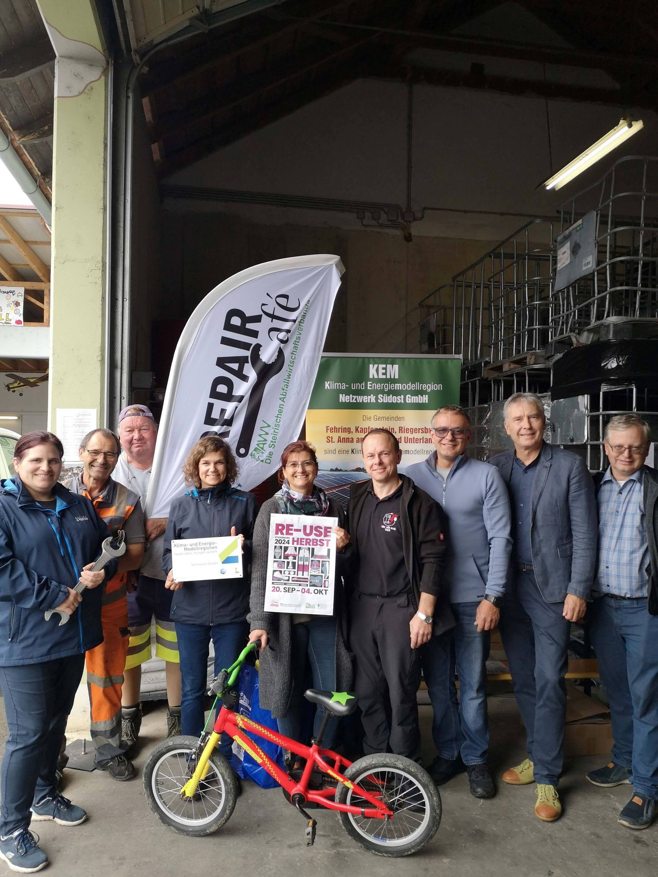 Bild enthält, Wheel, Adult, Male, Man, Person, Coat, Pants, People, Jeans, Shoe