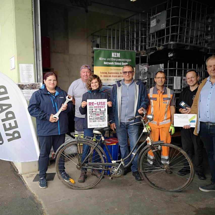Bild enthält, Wheel, Bicycle, Coat, Adult, Male, Man, Person, Advertisement, Jacket, Groupshot