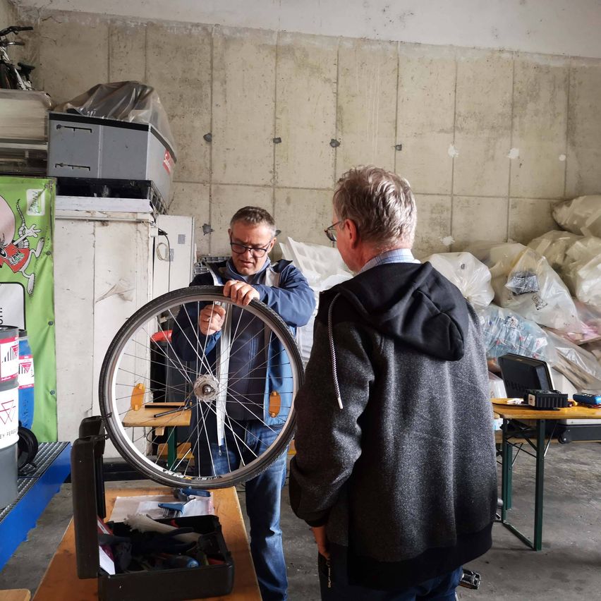 Bild enthält, Adult, Male, Man, Person, Factory, Wheel, Manufacturing, Workshop, Spoke, Tire