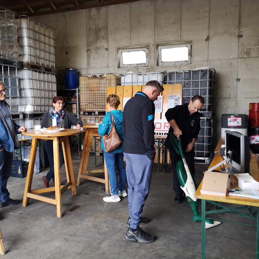 Bild enthält, Plywood, Factory, Table, Desk, Adult, Male, Man, Person, Jeans, Manufacturing