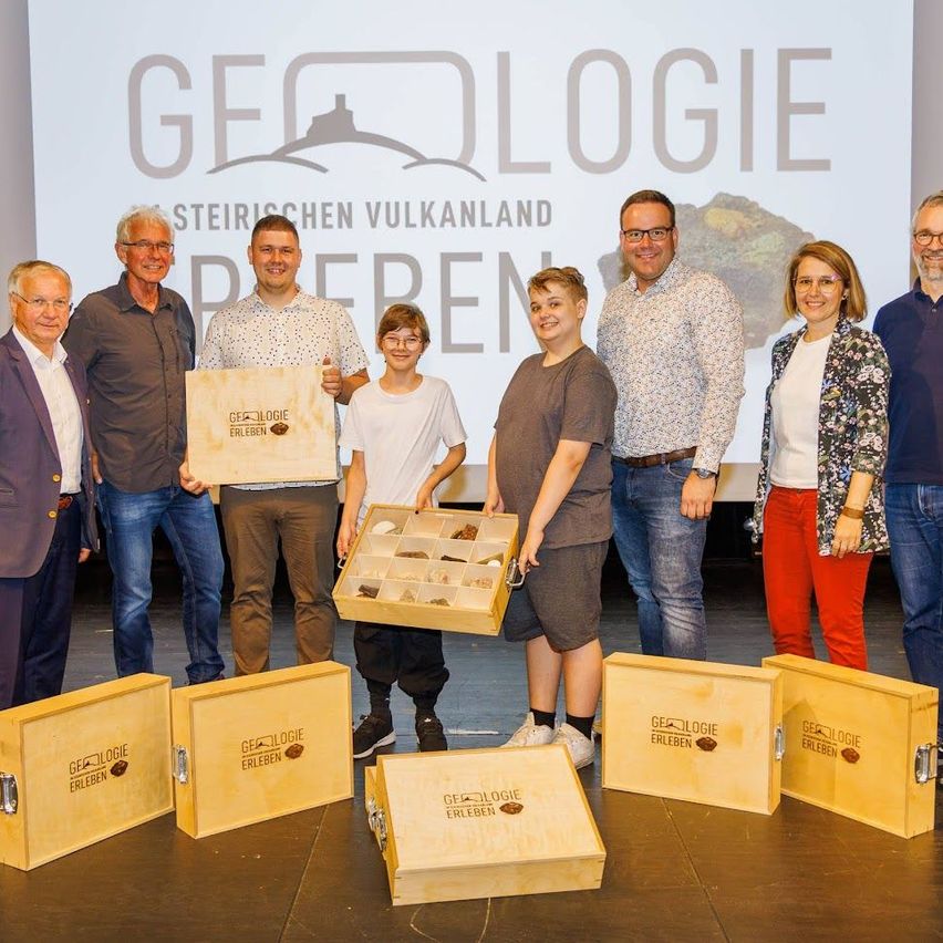 Bild enthält, Jeans, Pants, Groupshot, Person, Adult, Male, Man, Wood, Plywood, Shorts