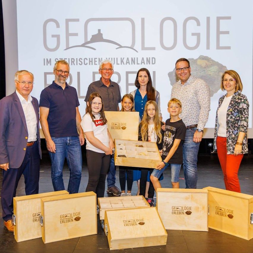 Bild enthält, Groupshot, Person, Jeans, Pants, Adult, Male, Man, Coat, Face, People