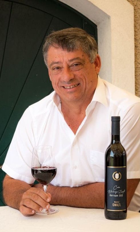 Bild enthält, Adult, Male, Man, Person, Alcohol, Beverage, Liquor, Red Wine, Wine, Face