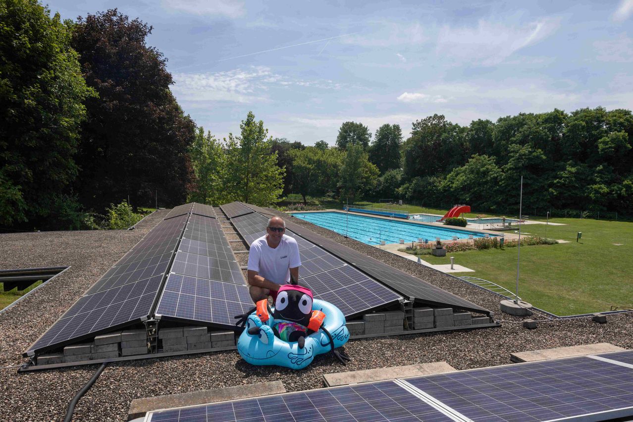 Bild enthält, Electrical Device, Solar Panels, Outdoors, Person, Pool, Swimming Pool, Water, Accessories, Glasses