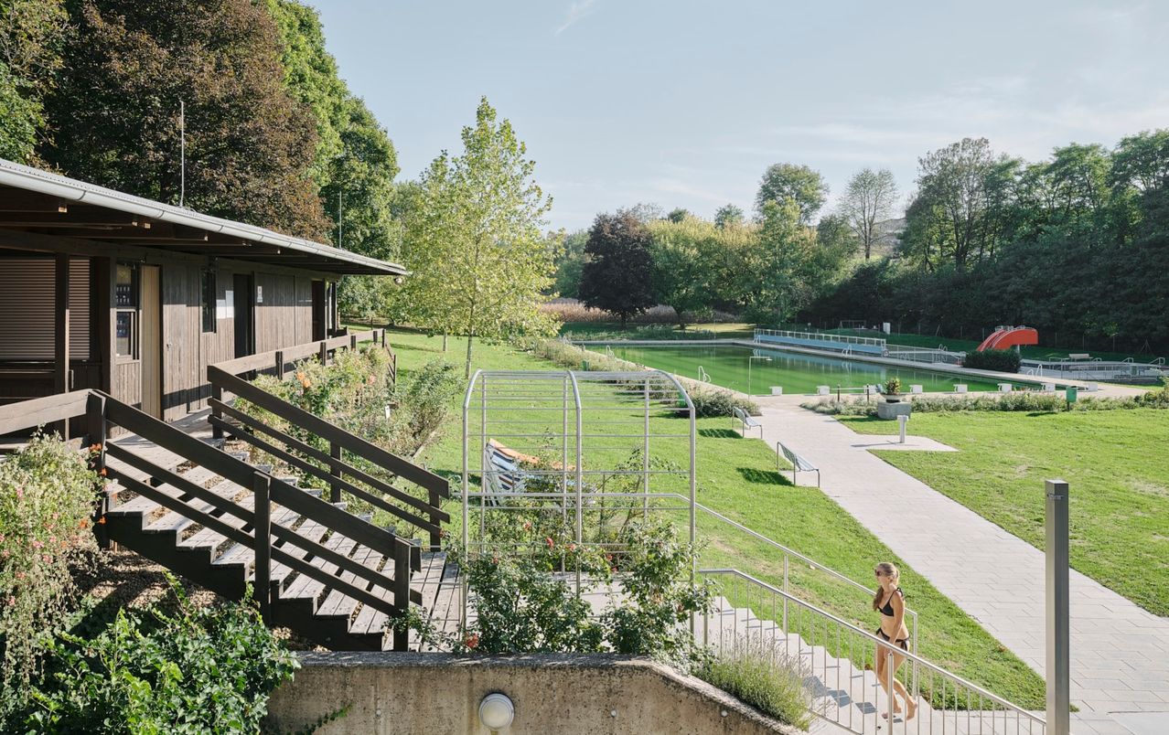 Bild enthält, Nature, Outdoors, Scenery, Grass, Plant, Park, Handrail, Person, Bench, Lakefront