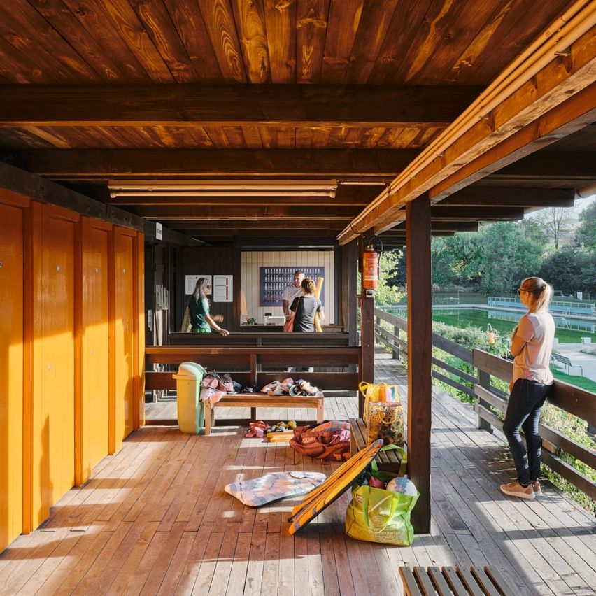Bild enthält, Interior Design, Nature, Scenery, Wood, Hardwood, Stained Wood, Person, Handbag, Shoe, Jeans