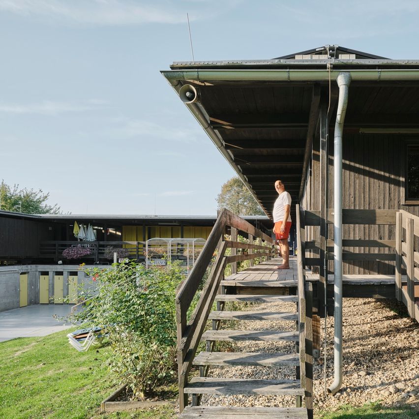 Bild enthält, Outdoors, Shelter, Countryside, Hut, Nature, Rural, Person, Housing, House, Staircase