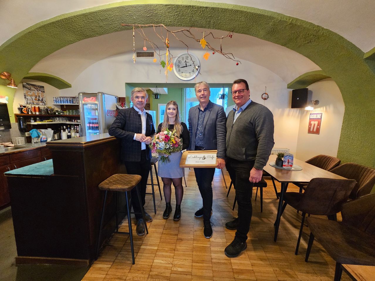 Bild enthält, Floor, Flooring, Wood, Dining Table, Flower Arrangement, Restaurant, Flower Bouquet, Pub, Plywood, Dining Room