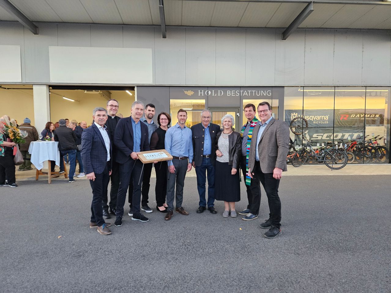 Bild enthält, People, Person, Groupshot, Coat, Jacket, Adult, Male, Man, Pants, Suit