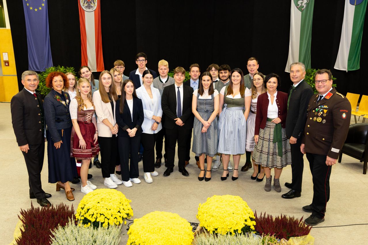 Bild enthält, Skirt, People, Person, Groupshot, Adult, Male, Man, Flower Arrangement, Flower Bouquet, Suit