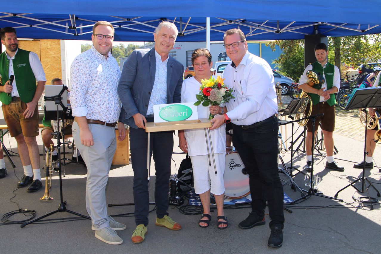 Bild enthält, Flower, Flower Arrangement, Flower Bouquet, Adult, Male, Man, Person, Tripod, Shorts, Coat