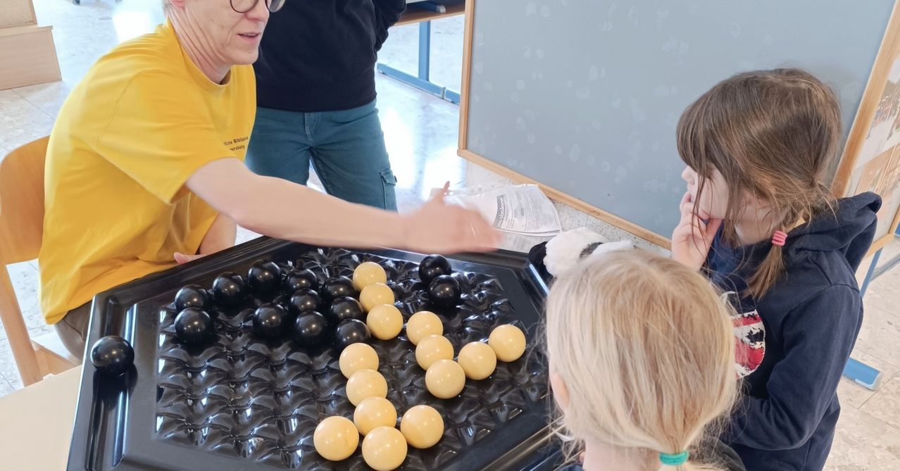 Bild enthält, Person, Shop, Child, Female, Girl, Face, Head, Bakery, Accessories, Glasses