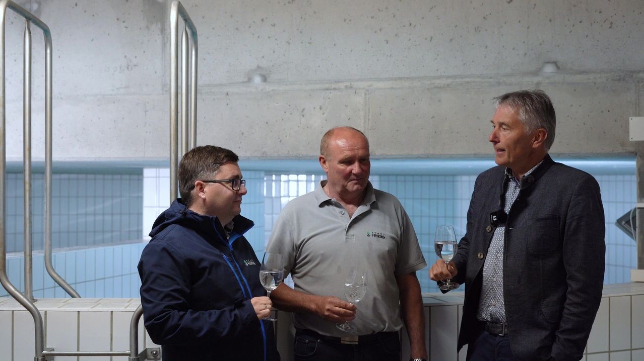 Bild enthält, Adult, Male, Man, Person, Belt, Blazer, Coat, Glasses, Face, Conversation