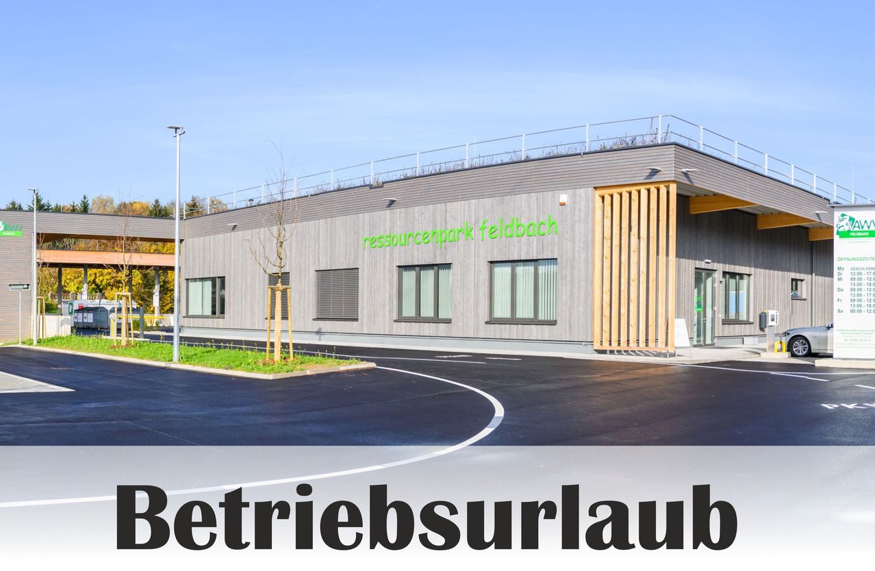 Ein Gebäude mit dem Schild 'ressourcenpark feldbach' davor. Es hat mehrere Fenster und eine große Eingangstür. Vor dem Gebäude steht ein Baum und eine Straßenlaterne.