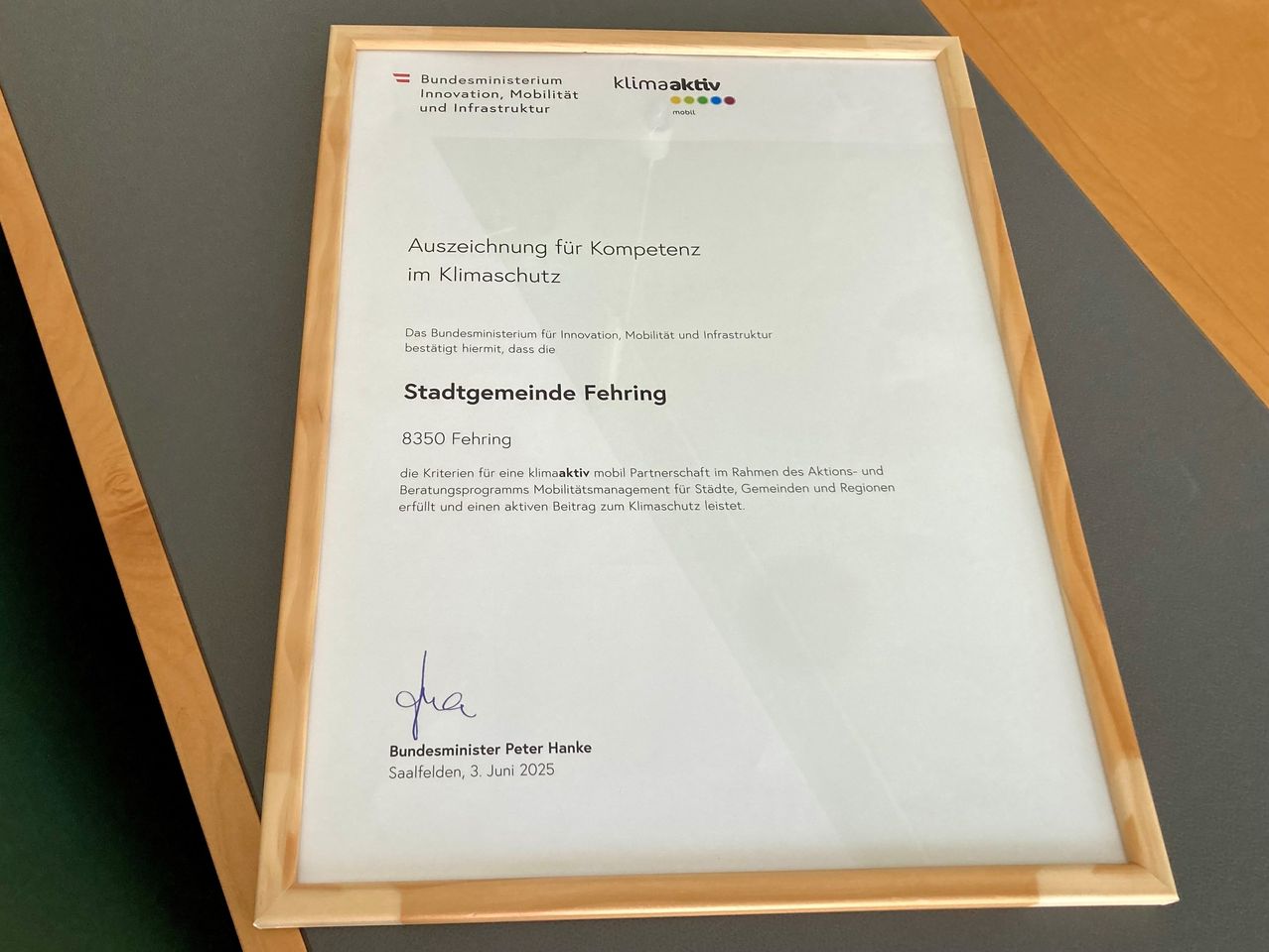 Eine Auszeichnung für Klimakompetenz von der Bundesministerium für Innovation, Mobilität und Infrastruktur. Sie bestätigt, dass die Gemeinde Fehring die Kriterien für eine klimaaktive Partnerschaft erfüllt hat.