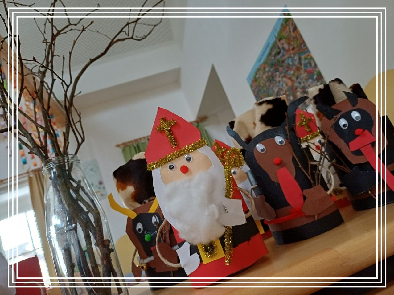 Eine Sammlung von festlichen Feiertagsfiguren, darunter ein Weihnachtsmann mit rotem Hut, auf einer Holzoberfläche. Andere Figuren umfassen Tiere und mythische Kreaturen.